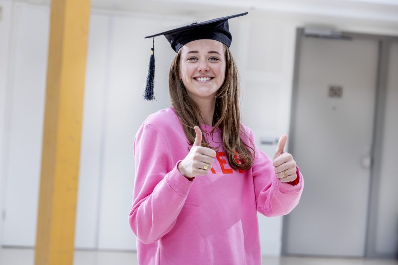 Student met geslaagd hoedje. (Bij)scholing Persoonlijke groei en ontwikkeling